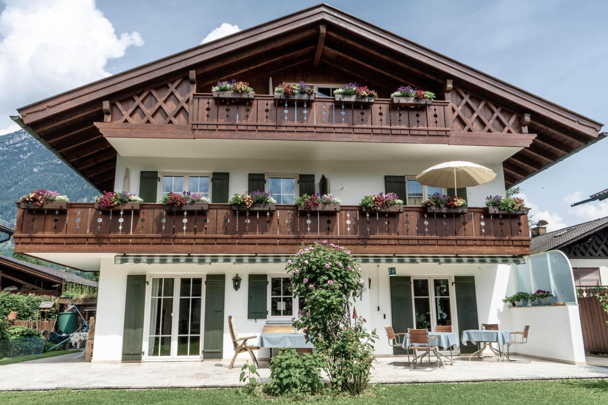 Gaestehaus Quirin ガルミッシュ・パルテンキルヒェン エクステリア 写真